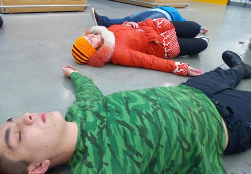 Как упасть в обморок специально и безопасно: дома или в школе