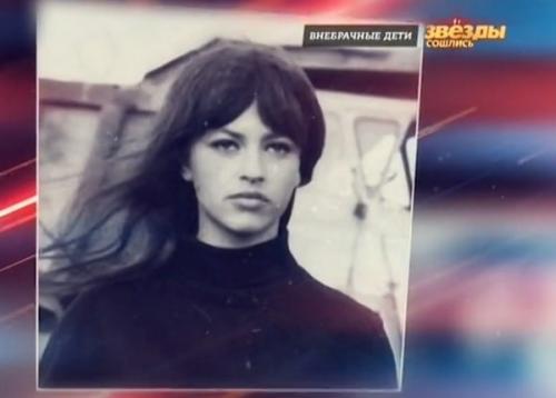 Внебрачные дети Высоцкого Владимира семеновича кратко. На протяжении нескольких лет известный певец состоял в отношениях с актрисой Татьяной Иваненко. После этого Татьяна родила дочь Анастасию, которую Владимир Высоцкий не признал. Сейчас женщина проживает одна, а недавно выяснилась, что она сильно болеет.