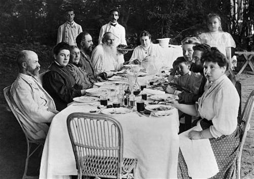 Интересные факты из жизни Толстого л н. Лев Николаевич Толстой - всемирно известный русский писатель, философ и мыслитель. Личность Толстого крайне интересна и неординарна. Он прожил долгую и насыщенную жизнь, и поверьте, нам есть, что о нём рассказать. 04