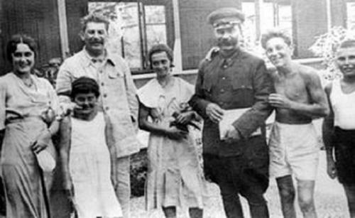 Сталин иосиф виссарионович картинки. Сталин, каким его знали единицы: Фотографии «вождя народов» в окружении семьи и друзей 02