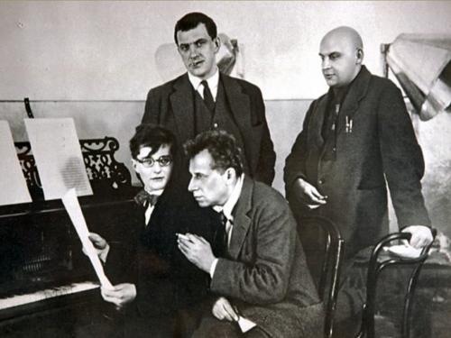 Слово о Маяковском кратко. Актер, художник и автор «народных спектаклей»