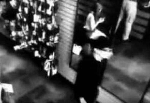 Кто не отражается в зеркале. Вампиры и привидения: Идущий мимо зеркала в магазине человек в нем не отразился.