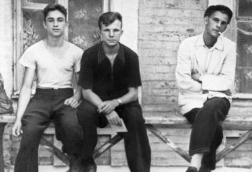 Юрий Гагарин биография. Юрий Гагарин