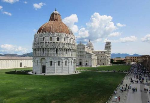 Интересные факты о городе пизе.  Демонстрация похищенных денег