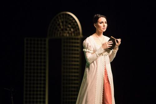 Интересные факты о произведении Евгений Онегин.  В школе учат, что «Евгений Онегин» — это энциклопедия русской жизни, и объясняют почему: потому, что изображены все слои русского общества, их нравы, их представления. Так ли это? 01