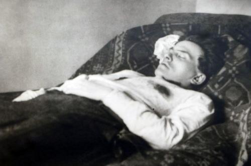 Смерть Маяковского. «Пожалуйста, не сплетничайте». Тайна смерти Владимира Маяковского