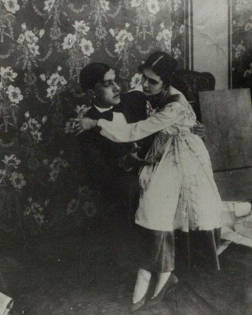 Маяковский. Актер, художник и автор «народных спектаклей»