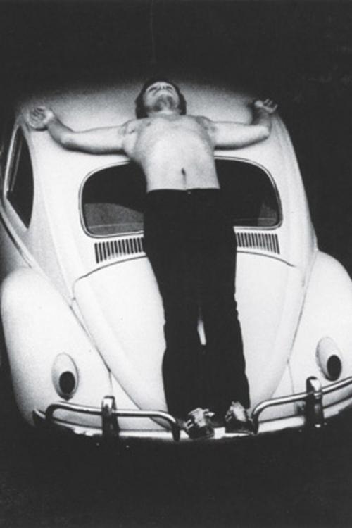 В 70-х годах марина абрамович провела эксперимент. Страшный эксперимент: художница стояла 6 часов смирно и позволяла зрителям творить с ней, что угодно 07