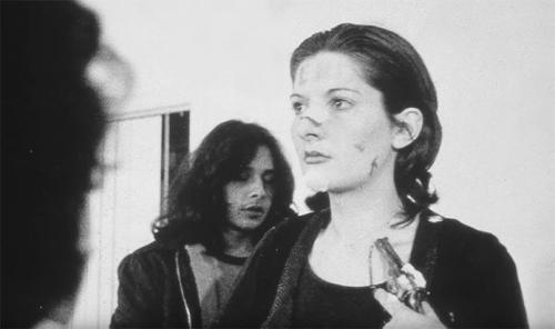 В 70-х годах марина абрамович провела эксперимент. Страшный эксперимент: художница стояла 6 часов смирно и позволяла зрителям творить с ней, что угодно 06