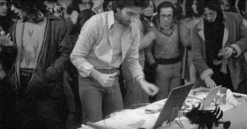 Эксперимент Марины Абрамович. Страшный эксперимент: художница стояла 6 часов смирно и позволяла зрителям творить с ней, что угодно