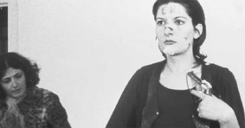 Эксперимент Марины Абрамович. Страшный эксперимент: художница стояла 6 часов смирно и позволяла зрителям творить с ней, что угодно