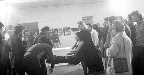 Эксперимент Марины Абрамович. Страшный эксперимент: художница стояла 6 часов смирно и позволяла зрителям творить с ней, что угодно