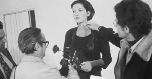 Эксперимент Марины Абрамович. Страшный эксперимент: художница стояла 6 часов смирно и позволяла зрителям творить с ней, что угодно