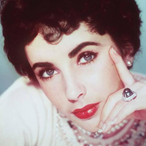 В женщине характер-большое достоинство. Сияющий интерес в глазах