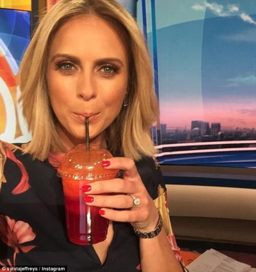 Ложусь спать в 8 вечера. Ложиться спать в 8 вечера и устраивать детокс: известная телеведущая поделилась своими секретами красоты