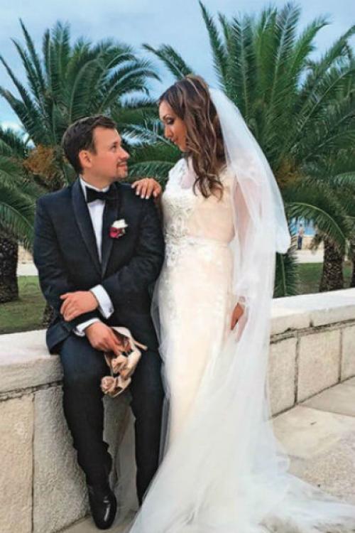 Диана очилова. В декабре прошлого года актер развелся с Дианой Очиловой, которая помогла ему побороть онкологическое заболевание. Андрей Гайдулян признавался, что расставание произошло по обоюдному согласию. Но его бывшая жена утверждает, что еще будучи в браке он изменял ей с актрисой Александрой Велескевич.