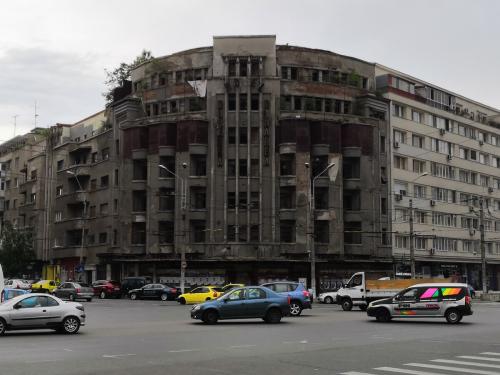 Румыния бухарест. Когда автобус, на котором я добирался из болгарской Варны в румынскую столицу, въехал в Бухарест, то ощущение было такое, что опять попал в главный город Болгарии – Софию.