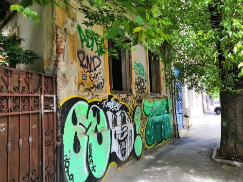 Румыния бухарест. Когда автобус, на котором я добирался из болгарской Варны в румынскую столицу, въехал в Бухарест, то ощущение было такое, что опять попал в главный город Болгарии – Софию.