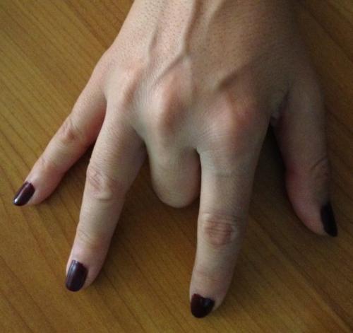 Трюки с языком. Достать языком до кончика носа или подбородка