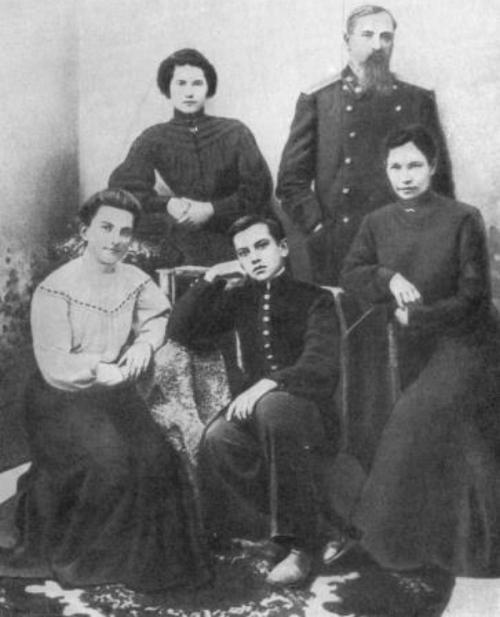 Маяковский личная жизнь. «Пошли швырять в московские тюрьмы». Молодость за решеткой