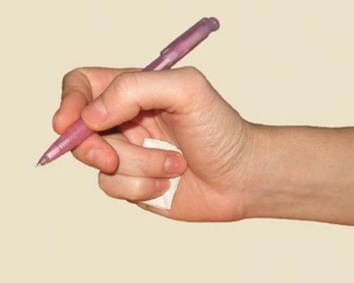 Как правильно держать ручку при письме. Методики, с помощью которых можно помочь ребенку научиться правильно держать пишущий инструмент: