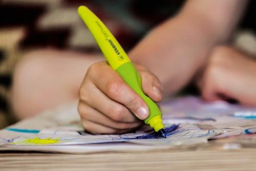 Как правильно держать ручку при письме. Методики, с помощью которых можно помочь ребенку научиться правильно держать пишущий инструмент: