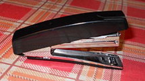 Кто изобрел степлер. Строительный степлер 05