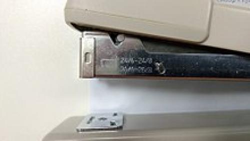 Кто изобрел степлер. Строительный степлер 02