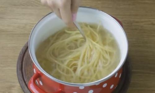 Как варить макароны с тушенкой. Макароны с тушенкой: 5 рецептов в домашних условиях