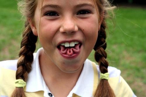 Достаю языком до носа. Трюки с телом, которые не каждый сможет сделать