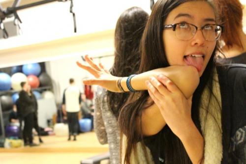 Достаю языком до носа. Трюки с телом, которые не каждый сможет сделать