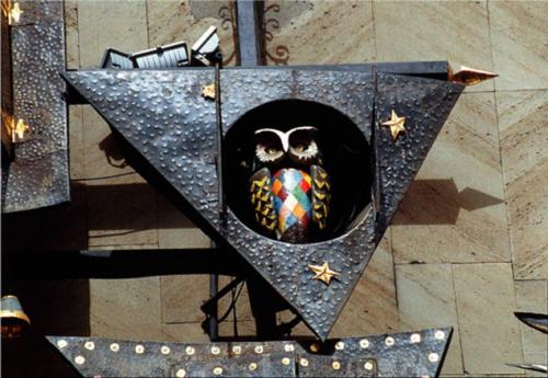 Визитной карточкой, какого Театра являются необычные музыкальные часы на фасаде здания. История одного дома. Част.  Театр с необычными часами