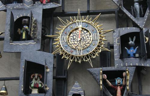 Визитной карточкой, какого Театра являются необычные музыкальные часы на фасаде здания. История одного дома. Част.  Театр с необычными часами