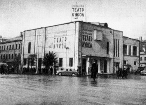 Визитной карточкой, какого Театра являются необычные музыкальные часы на фасаде здания. История одного дома. Част.  Театр с необычными часами