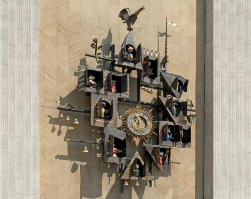 Визитной карточкой, какого Театра являются необычные музыкальные часы на фасаде здания. История одного дома. Част.  Театр с необычными часами