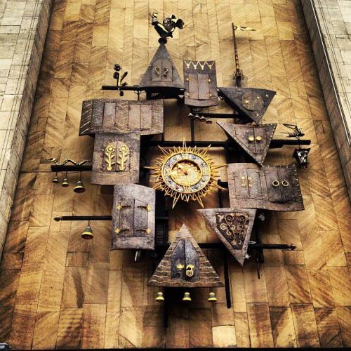 Визитной карточкой, какого Театра являются необычные музыкальные часы на фасаде здания. История одного дома. Част.  Театр с необычными часами