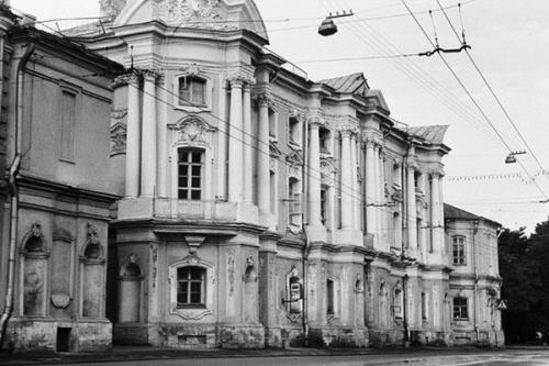 Известные здания в москве. Дом-комод