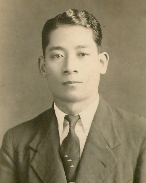 Момофуку Андо. Опыты в сарае Японец Момофуку Андо родился в далеком 1910-м на Тайване, который в то время был под оккупацией японцев. Его родители рано умерли и с детских лет он вместе с братьями и сестрой жил в доме у бабушки с дедушкой. У пожилых людей был небольшой бизнес – магазин одежды, и внуки им помогали.