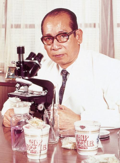 Момофуку Андо. Опыты в сарае Японец Момофуку Андо родился в далеком 1910-м на Тайване, который в то время был под оккупацией японцев. Его родители рано умерли и с детских лет он вместе с братьями и сестрой жил в доме у бабушки с дедушкой. У пожилых людей был небольшой бизнес – магазин одежды, и внуки им помогали.