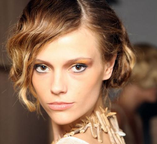 Как красиво уложить волосы короткие. Красивые укладки в домашних условиях