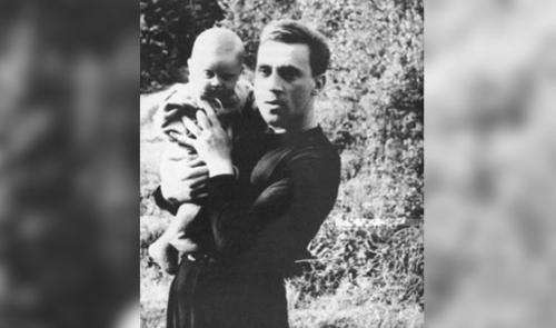 Аркадий Владимирович Высоцкий. Детство и семья Аркадий Владимирович Высоцкий родился 29 ноября 1962 года в Москва. Отец Аркадия – известный советский музыкант, актер и поэт Владимир Высоцкий. Мать – Людмила Абрамова, советская актриса и сценарист. 01