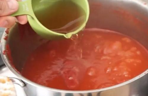 Кетчуп своими руками из помидоров на зиму. Домашний кетчуп из помидоров на зиму, пальчики оближешь!