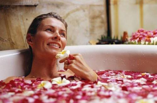 Можно ли принимать ванну во время месячных. Можно ли принимать ванну при месячных?