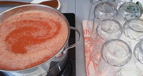 Кетчуп своими руками из помидоров рецепт. Кетчуп из помидоров Пальчики оближешь на зиму (рецепты в домашних условиях)