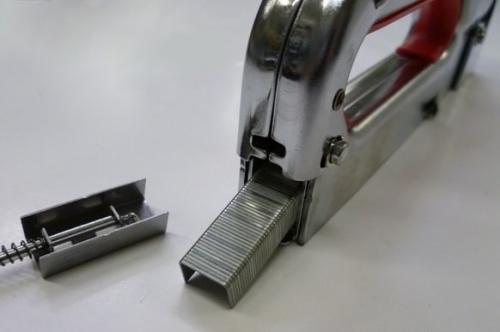 Степлер, как вставить скобы. Как вставить скобы в степлер