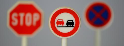 Самые необычные знаки дорожного движения. НЛО, жабы и пьяные люди: ТОП необычных дорожных знаков мира