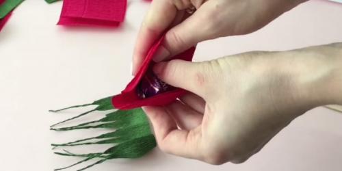 Как сделать букет из конфет в корзине. Как делать букет