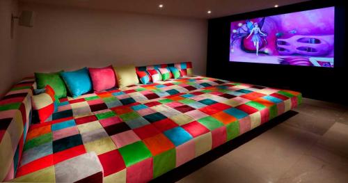 Чем себя развлечь когда скучно дома. Чем заняться дома когда скучно: 11 беспроигрышных идей для борьбы со скукой