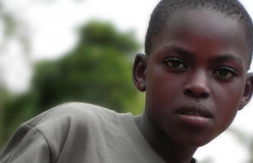 Случаи когда человек воспитывался животными.  Мальчик из Уганды, усыновлённый мартышками