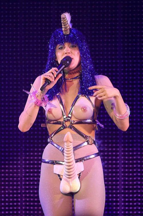 Майли Сайрус в 15 лет. Майли Сайрус рассказала, как скандальный номер на премии MTV изменил ее отношение к своему телу: Мне было так плохо 03